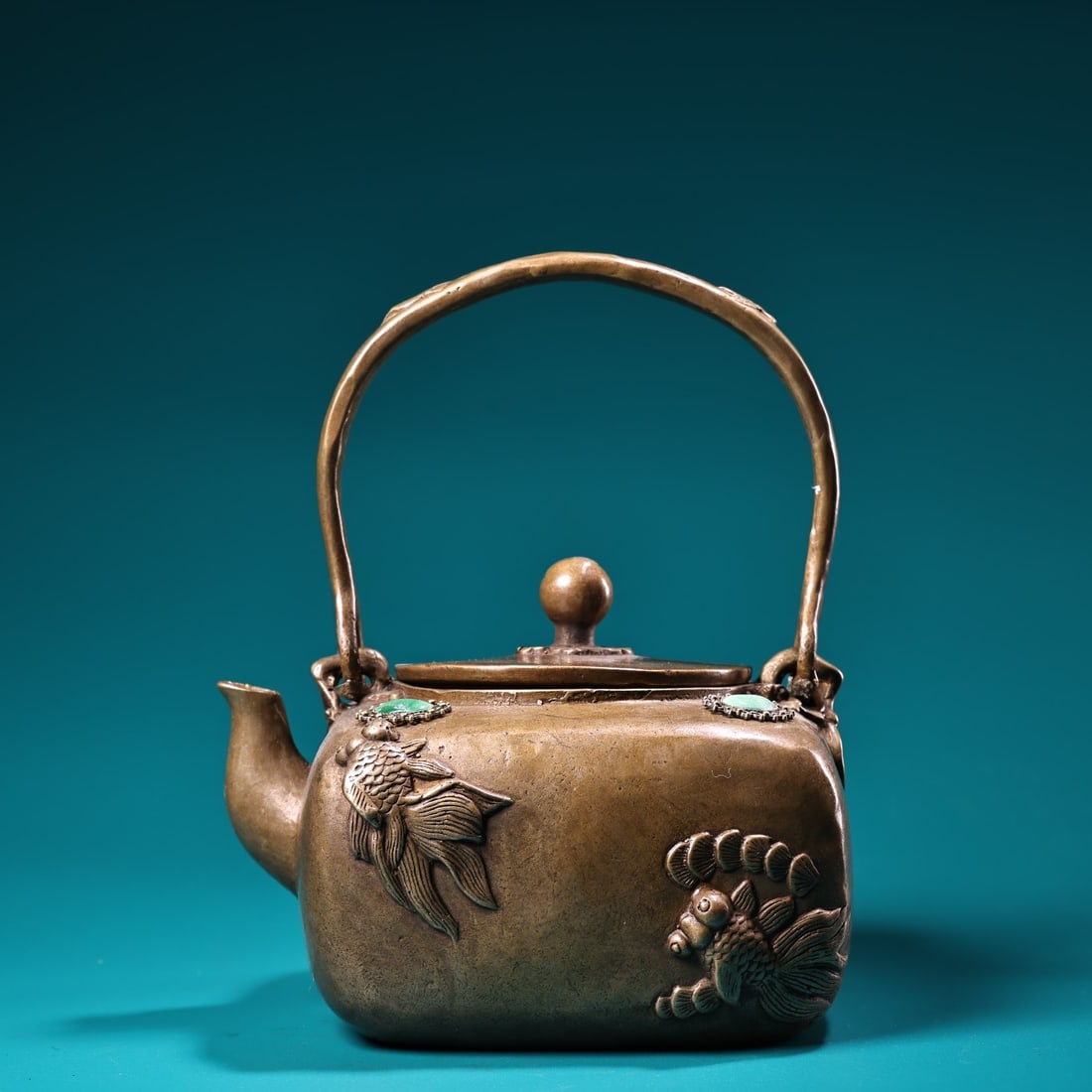 A Exquisite Bronze Carved Fish Pattern Teapot: A Exquisite Bronze Carved Fish Pattern Teapot,Ming Dynasty,China,Xuande Four-character Mark,Size:10cmx15.5cm,Weight:1300g ???????,????,?????