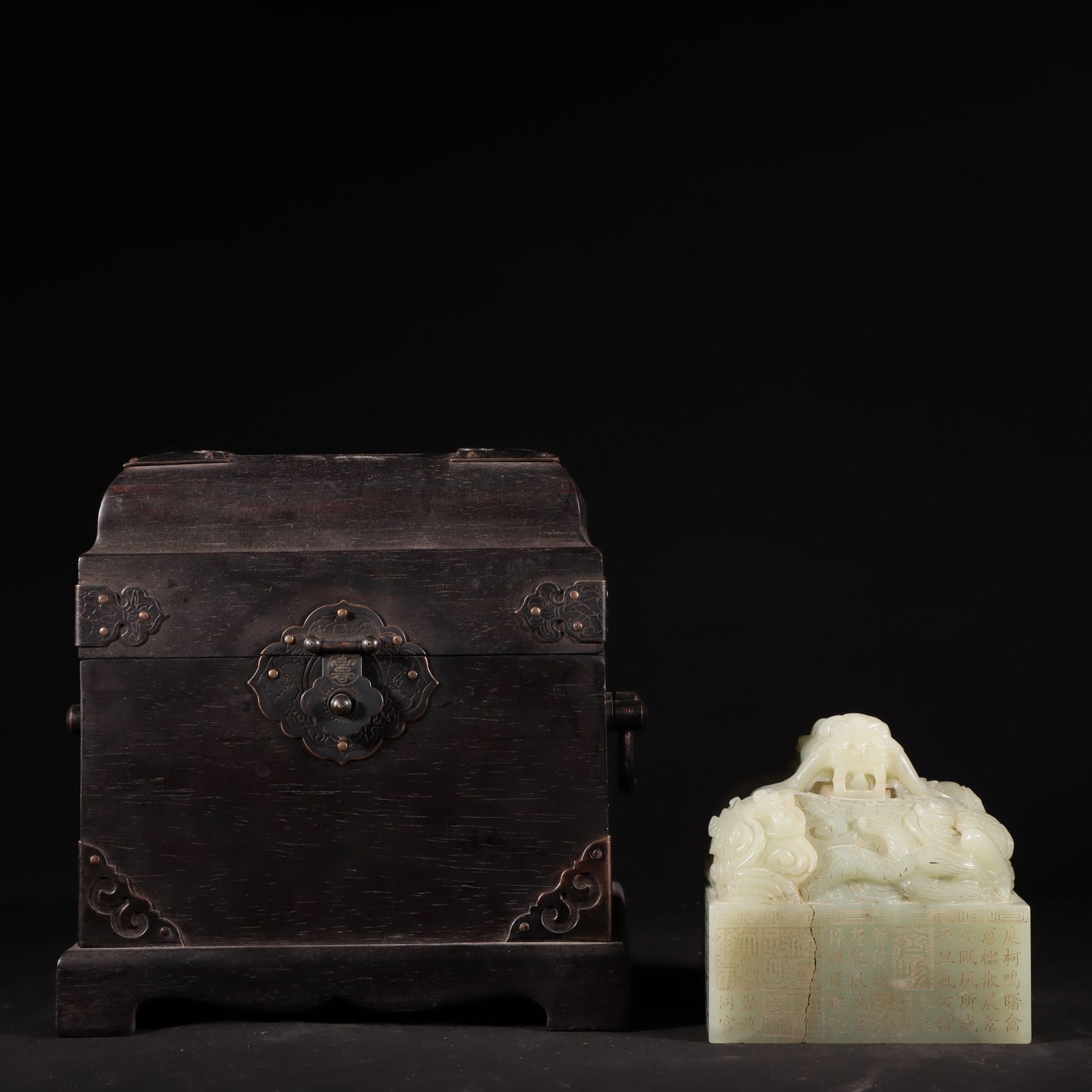 A Exquisite Hetian Jade Dragon Seal: A Exquisite Hetian Jade Dragon Seal,Qing Dynasty,China,Size:8.5cmx8.8cmx8.8cm,Weight:1356g ???????,????