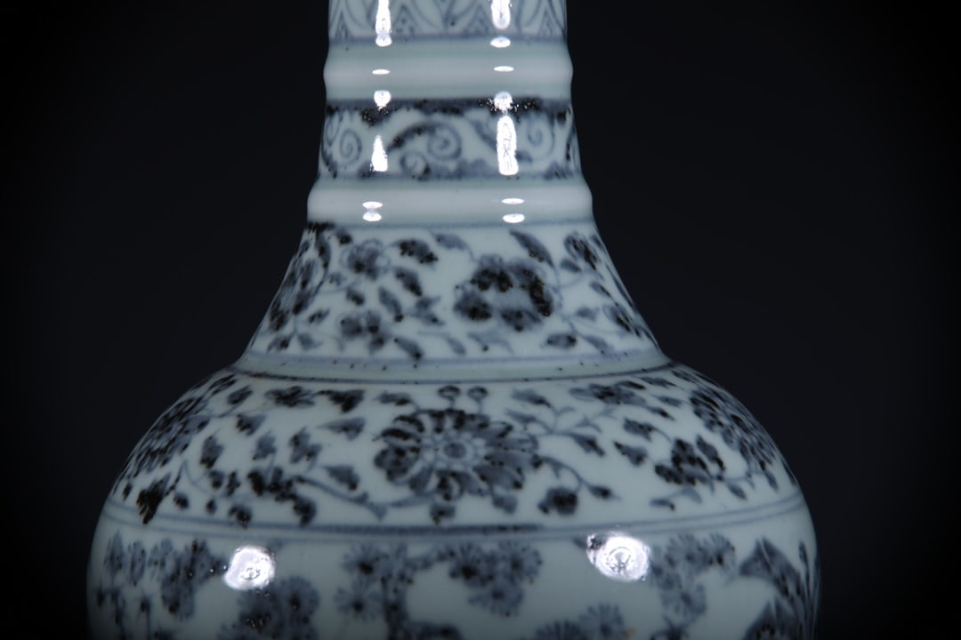 Blue and White Pine and Bamboo Pattern Vase - 3