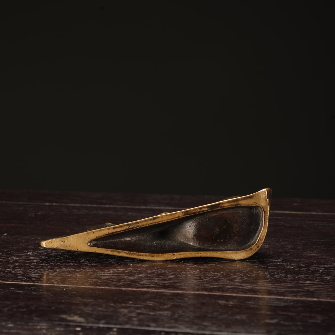 A Exquisite Coppery Figures Brush Holder - 9