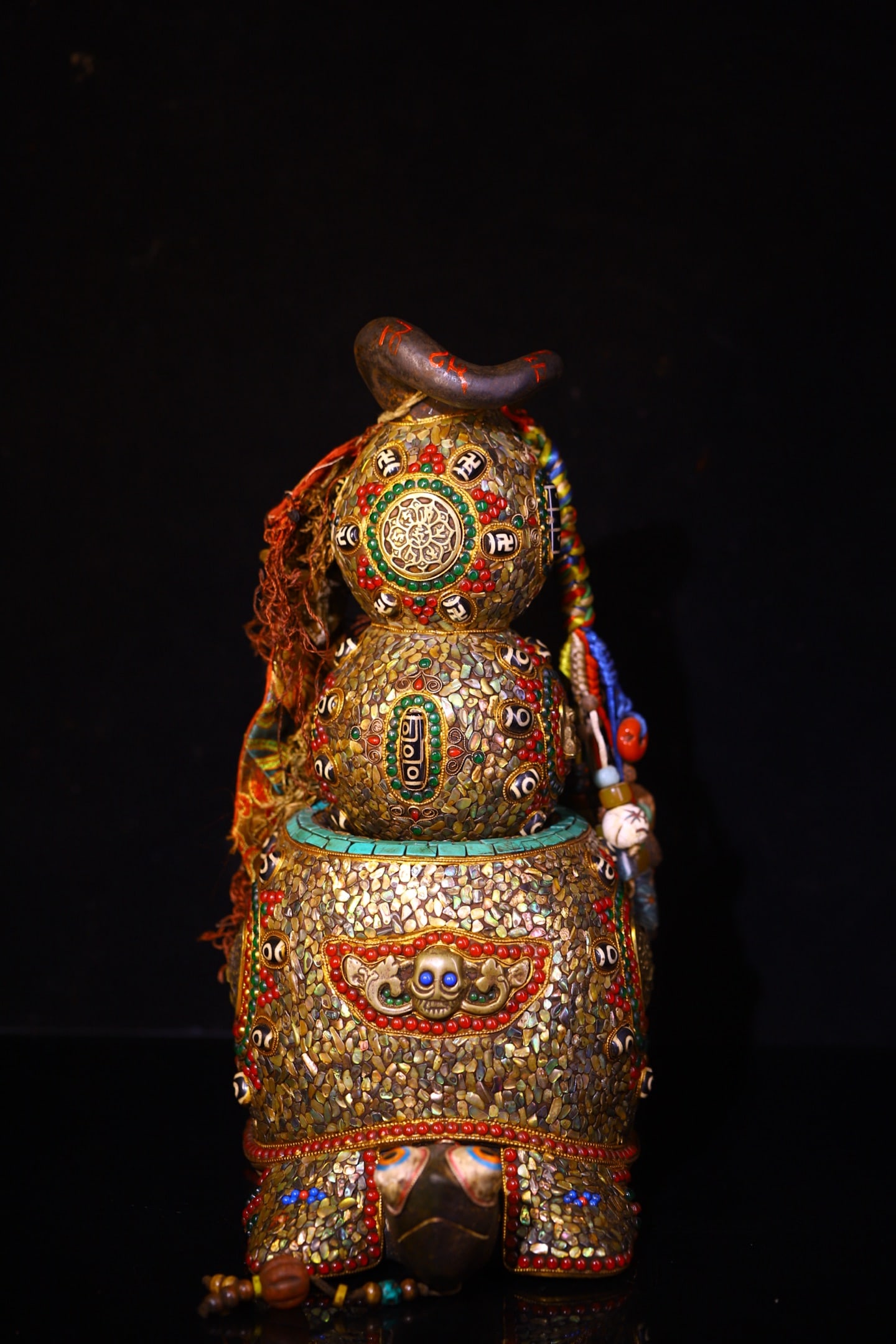 A Exquisite Meteorite Carved and Dzi Bead-Inlaid Tortoise Ornament: A Exquisite Meteorite Carved and Dzi Bead-Inlaid Tortoise Ornament,Qing Dynasty, China,Size:34cmx15cmx20cmx10cm,Weight:9000g ????????????,????