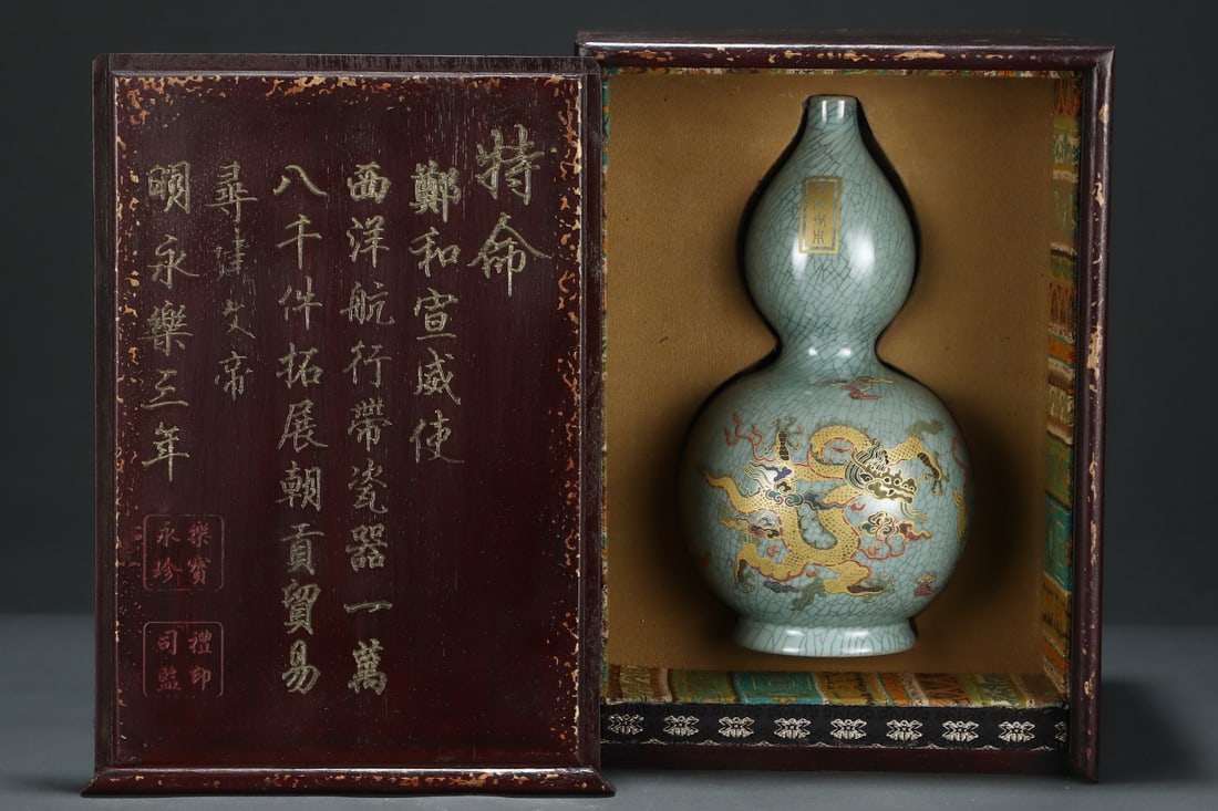 A Exquisite Ru yao Cracked Glaze Painted Gold Dragon Pattern Gourd-Shaped Vase: A Exquisite Ru yao Cracked Glaze Painted Gold Dragon Pattern Gourd-Shaped Vase,Song Dynasty, China,With Mark,Size?15cmx27.3cm ????????????,????,??