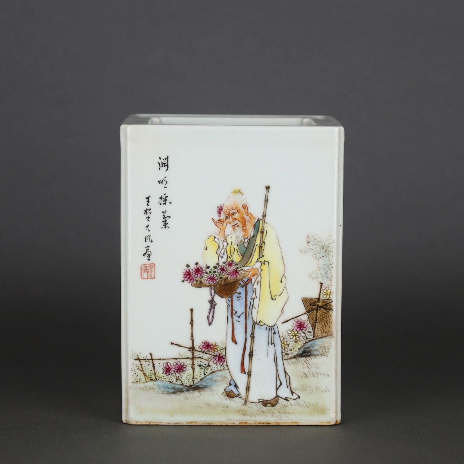 A Exquisite Famille-Rose Figures Pattern Brush Pot: A Exquisite Famille-Rose Figures Pattern Brush Pot,Republic of China,With Mark,Size:16.3cmx12cm ???????,??,??