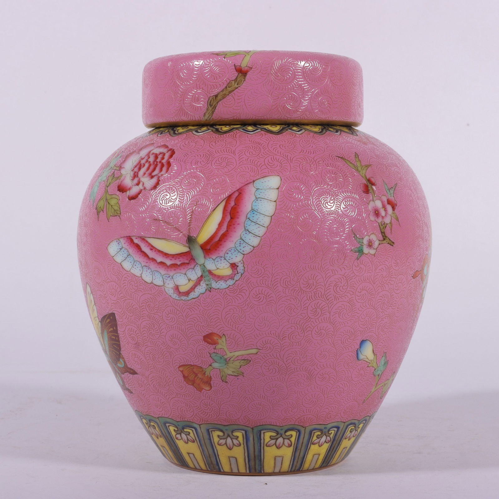 A Exquisite Famille-Rose Butterfly Pattern Jar: A Exquisite Famille-Rose Butterfly Pattern Jar,Qing Dynasty, China,Qianlong Six-character Mark,Size:15.5cmx6.8cmx12cmx6.5cm ?????????,????,?????
