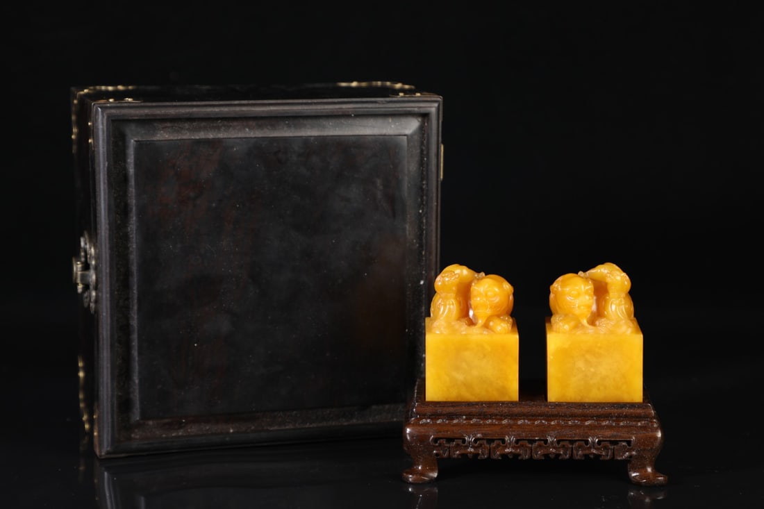 A pair of Exquisite Tianhuang Stone Lion Ornament: A pair of Exquisite Tianhuang Stone Lion Ornament,Qing Dynasty,China,With Mark,Size:6cmx4.5cm,Weight:435g ????????,????,??