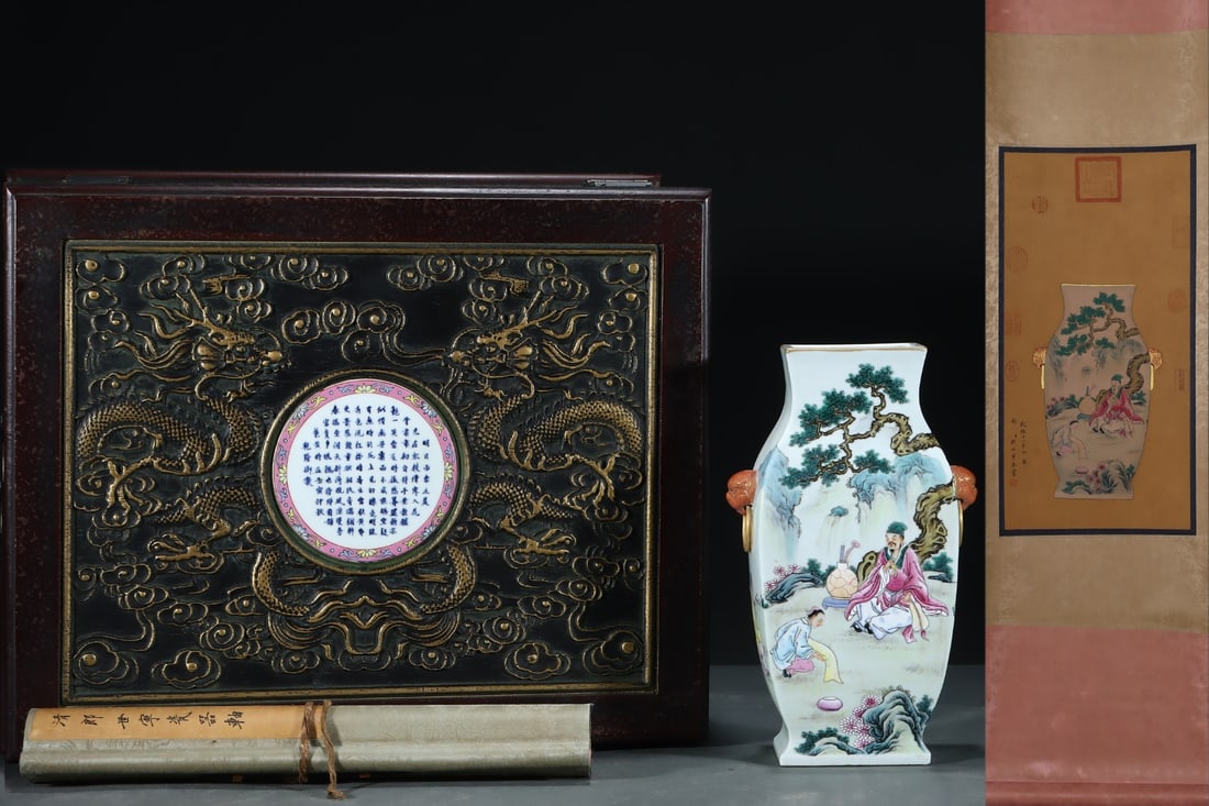 A Exquisite Famille-Rose Painted Gold Figures Pattern Double-Ears Vase: A Exquisite Famille-Rose Painted Gold Figures Pattern Double-Ears Vase,Qing Dynasty, China,Qianlong Six-character Mark,Size:29.5cmx18.5cm ???????????,????,?????