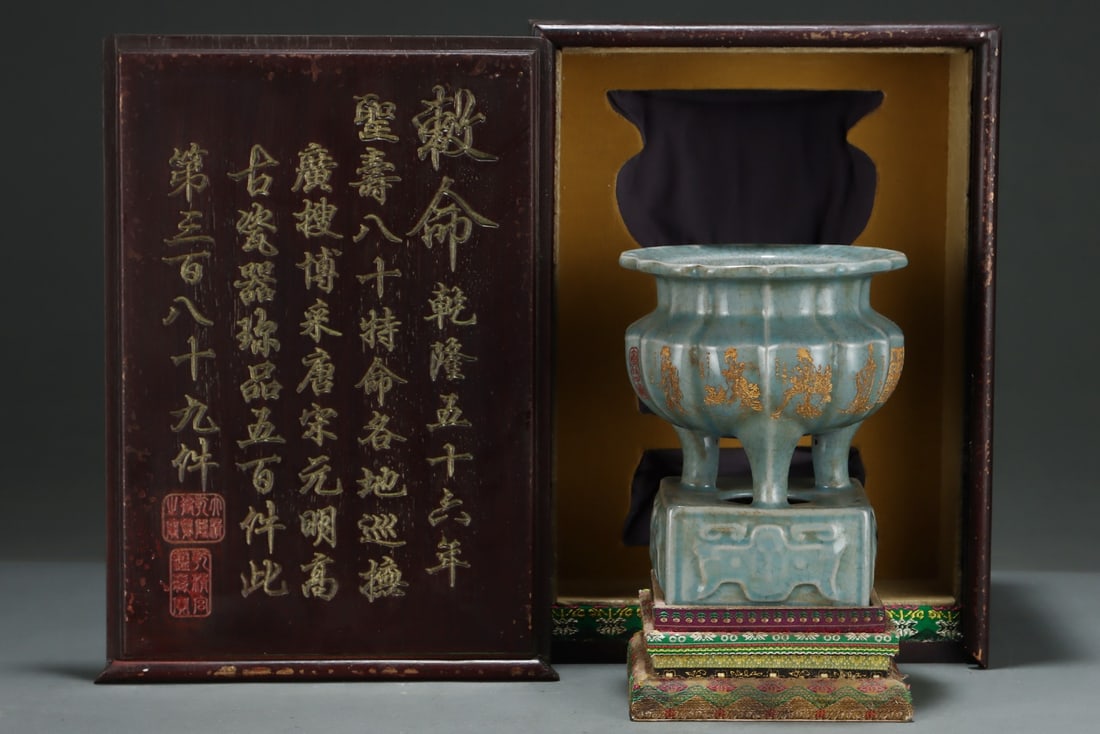 A Exquisite Guan yao Painted Gold Figures Pattern Tripod Censer: A Exquisite Guan yao Painted Gold Figures Pattern Tripod Censer,Song Dynasty, China,With Mark,Size:18.2cmx15cm ??????????,????,??