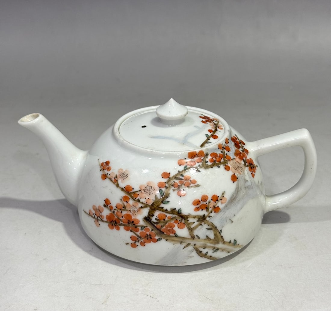 A Exquisite Famille-Rose Flower Pattern Ewer (1 of 9)