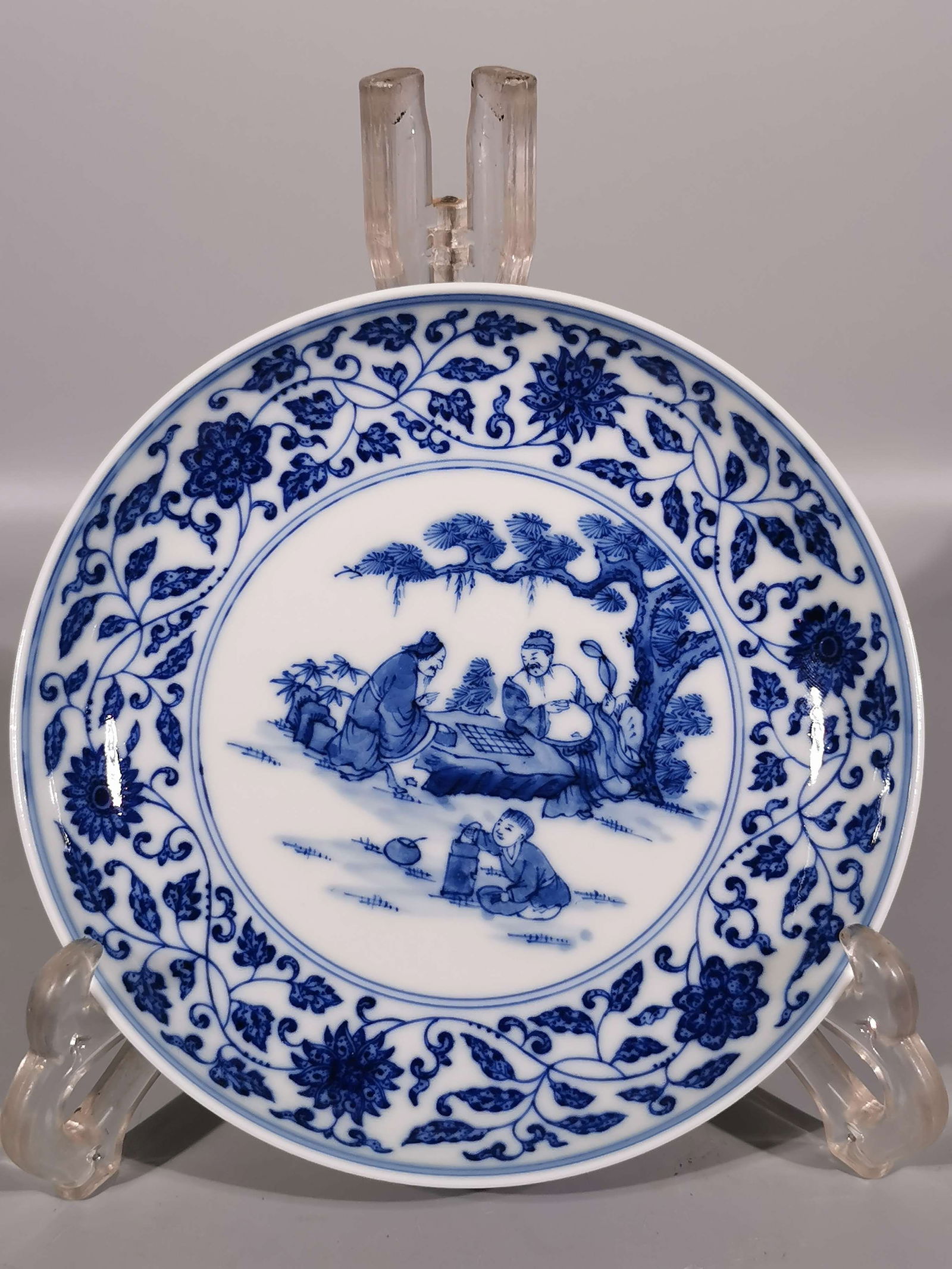 A Exquisite Blue and White Lotus Figures Pattern Plate: A Exquisite Blue and White Lotus Figures Pattern Plate,Qing Dynasty, China,Yongzheng Six-character Mark,Size: 3cmx16cm ???????????,????,??????