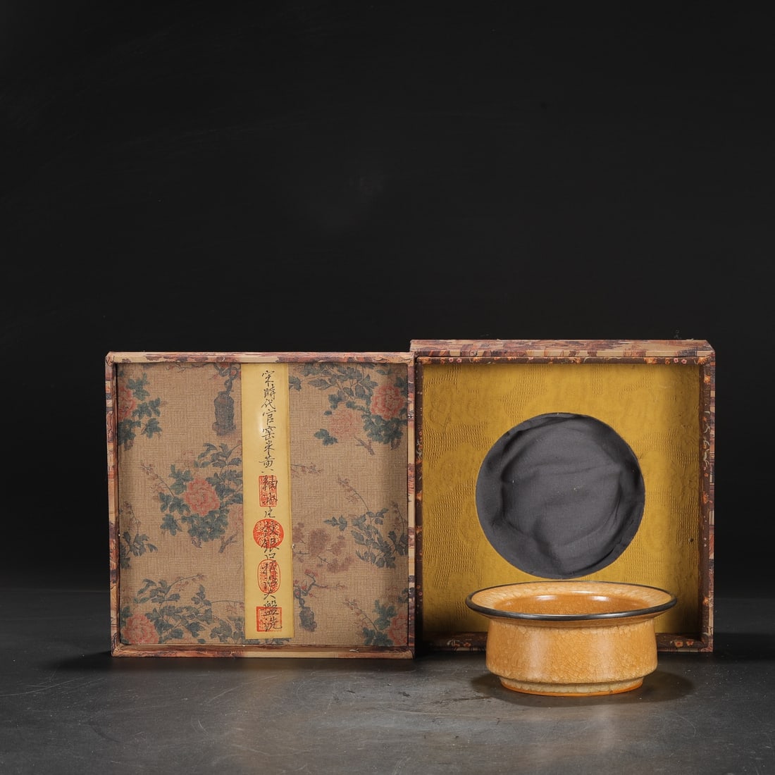 A Exquisite Guan yao Beige Glazed ice Crackle Pattern Brush Washer: A Exquisite Guan yao Beige Glazed ice Crackle Pattern Brush Washer.Song Dynasty, China.With Mark.Size:8cmx18.5cm ?????????,????,??