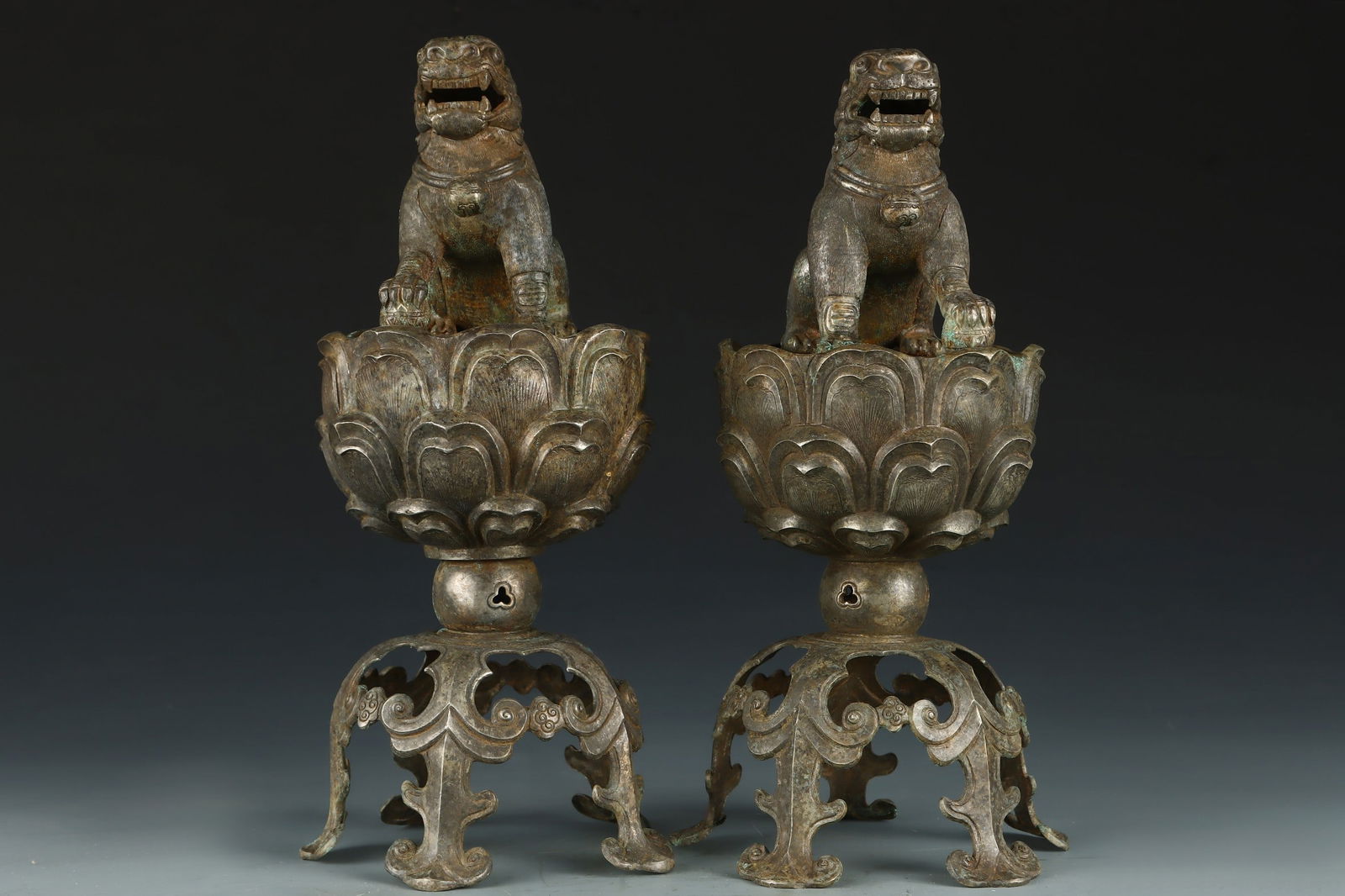 A pair of Exquisit Bronze Carved Auspicious Beast Censer: A pair of Exquisit Bronze Carved Auspicious Beast Censer,Tang Dynasty, China,Size:30cmx11cm,Weight:1314g ????????,?????