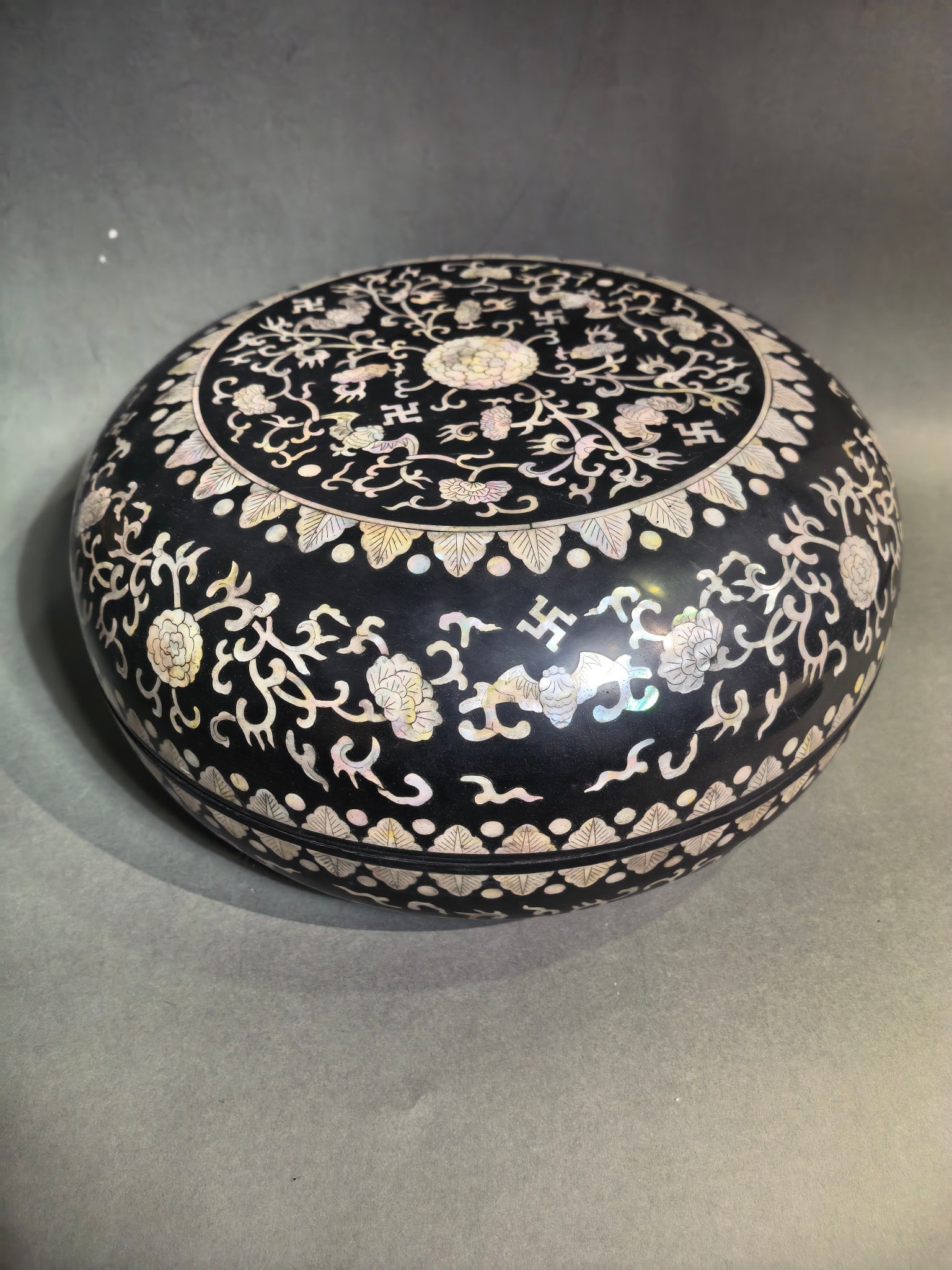 A Exquisite Black Lacquer Flower Pattern Box: A Exquisite Black Lacquer Flower Pattern Box,Qing Dynasty, China,Qianlong Four-character Mark,Size:32cmx14cm,Weight:1500g ???????,????,?????