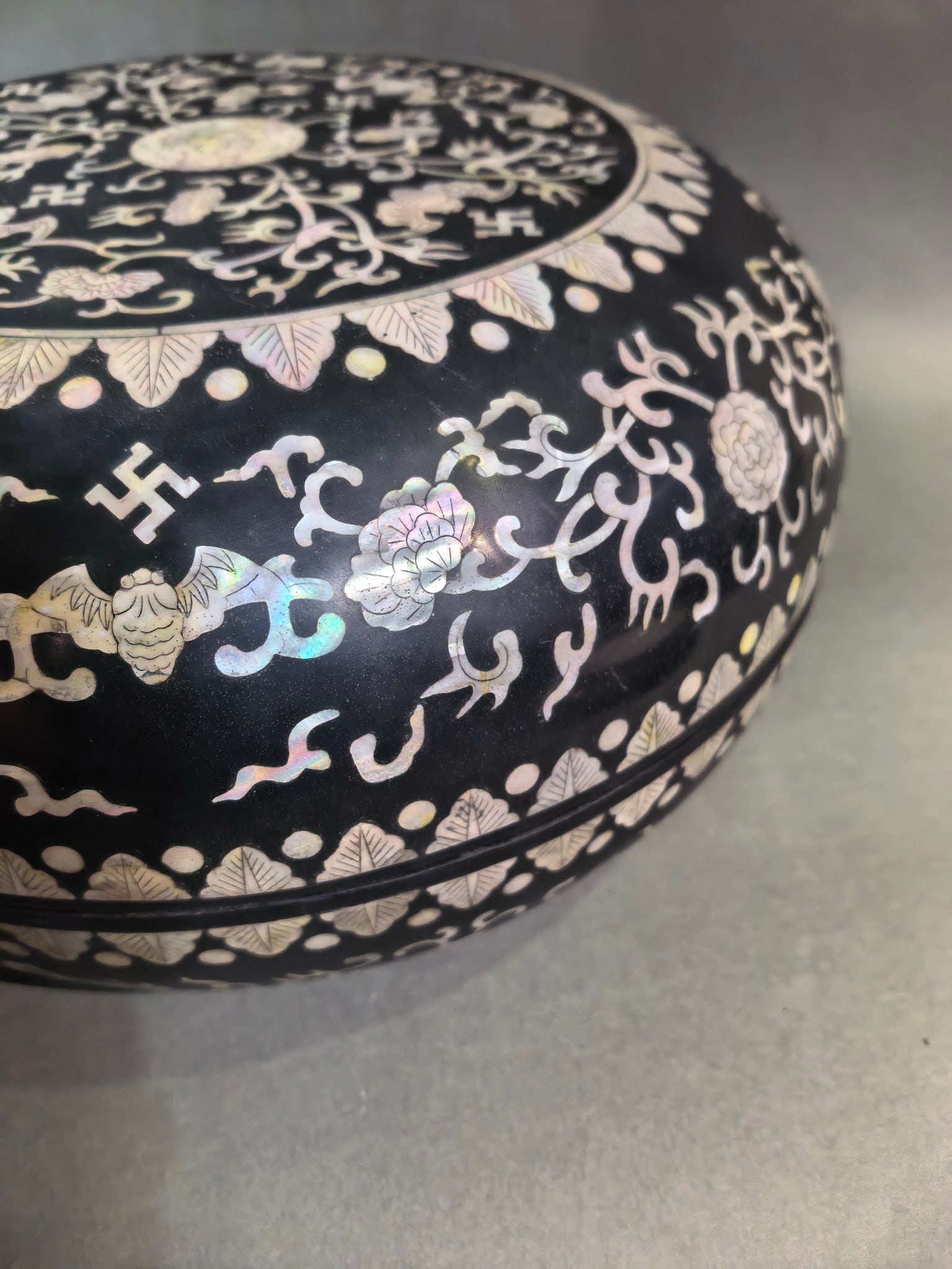 A Exquisite Black Lacquer Flower Pattern Box - 2