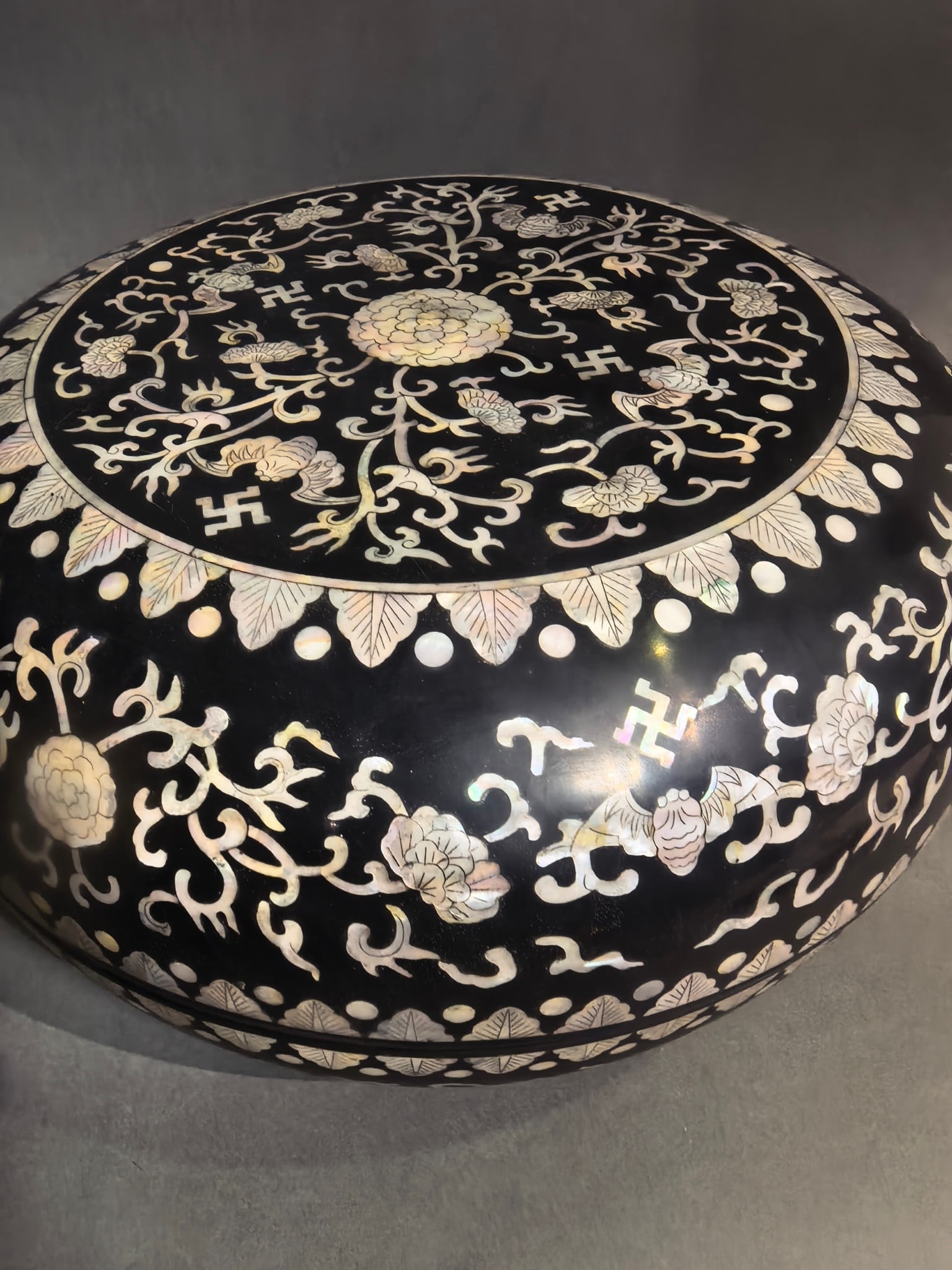 A Exquisite Black Lacquer Flower Pattern Box - 4