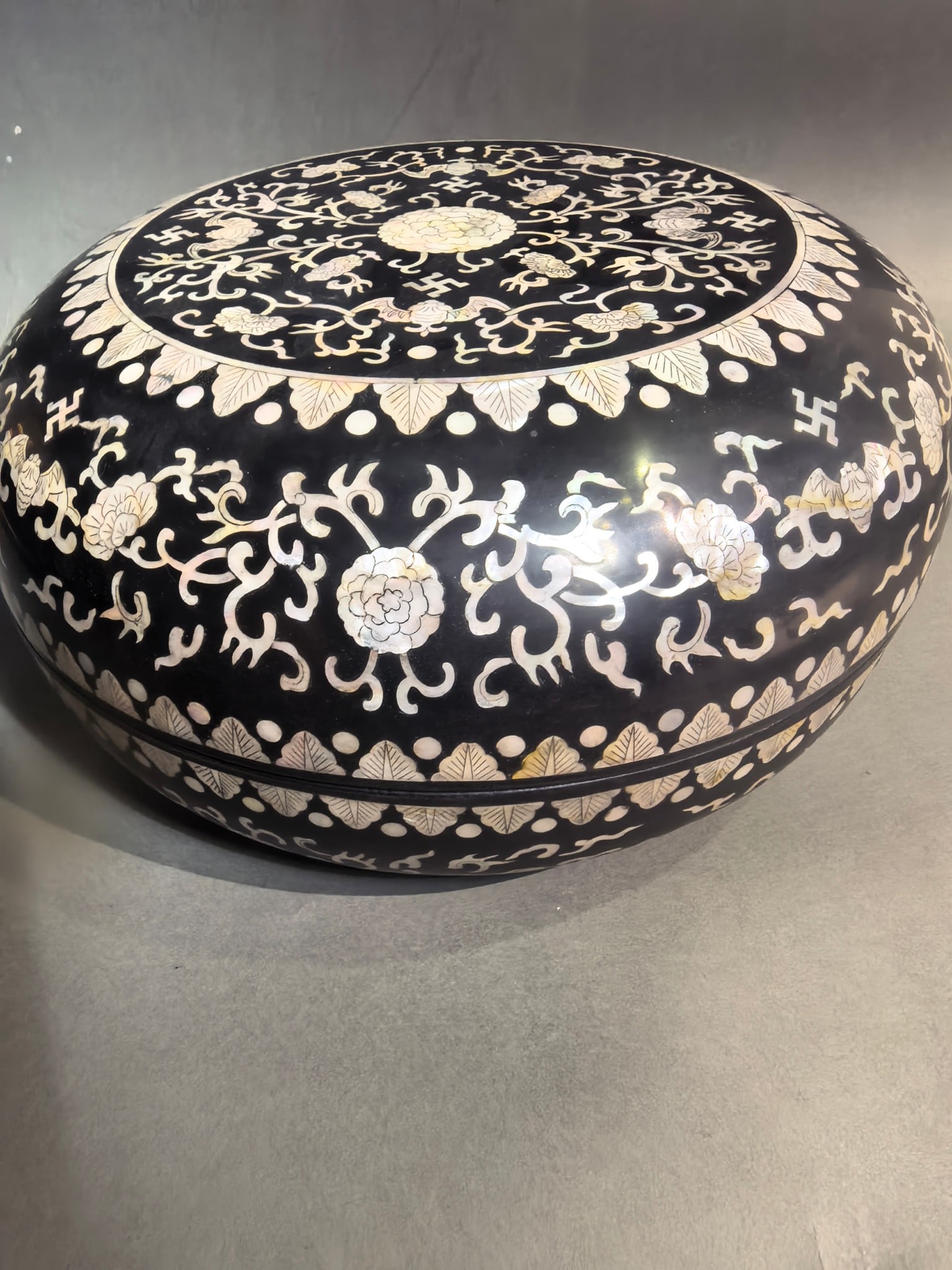 A Exquisite Black Lacquer Flower Pattern Box - 8