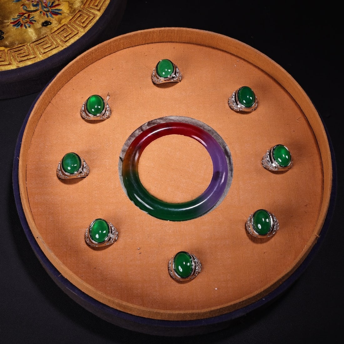 A Set of Exquisite Jadeite Gems Jewelry: A Set of Exquisite Jadeite Gems Jewelry,Qing Dynasty,China,Size:6cm,2cm,Weight:104g ?????????,????