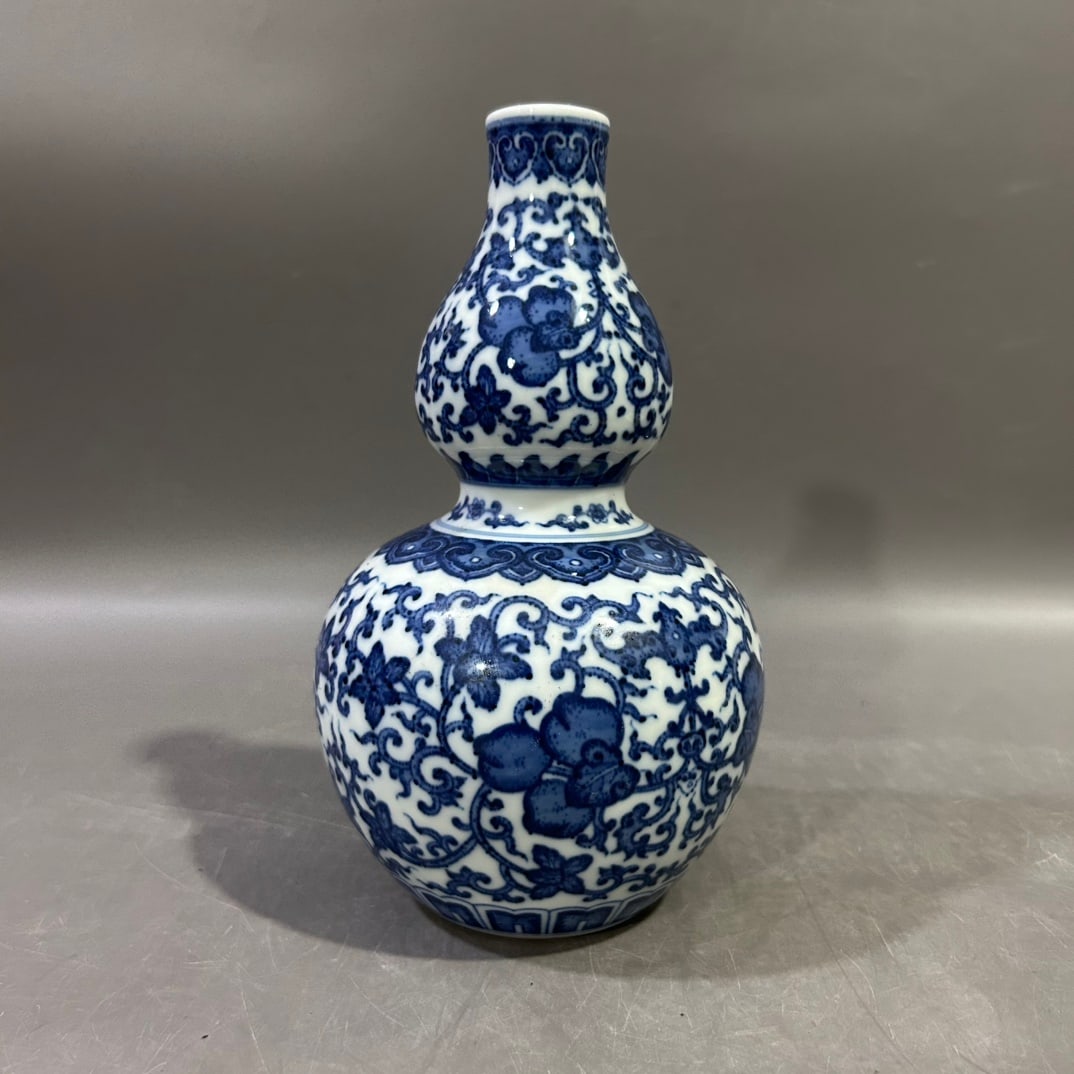 A Exquisite Blue and White Lotus Peach Pattern Gourd Vase: A Exquisite Blue and White Lotus Peach Pattern Gourd Vase,Qing Dynasty, China,Qianlong Six-character Mark,Size:11.5cmx22cm ????????????,????,?????