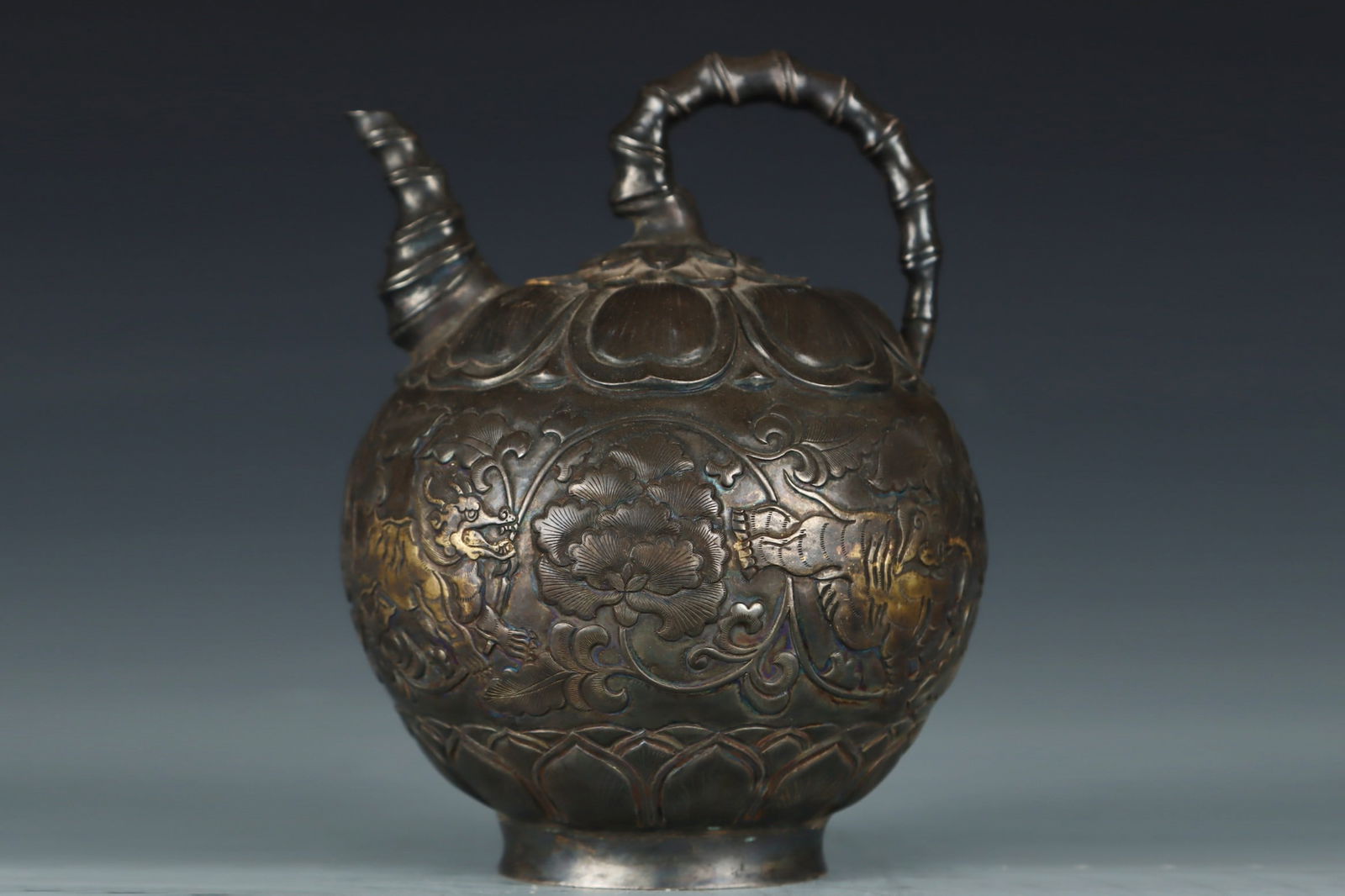 A Exquisite Silver Carved Auspicious Beast Pattern Ewer: A Exquisite Silver Carved Auspicious Beast Pattern Ewer,Tang Dynasty, China,Size:14.5cmx11cm,Weight:447g ???????,?????