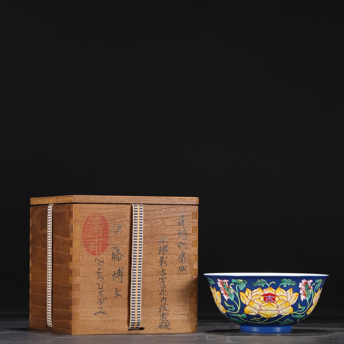 A Exquisite Enamel Flower Pattern Bowl: A Exquisite Enamel Flower Pattern Bowl.Qing Dynasty, China.Kangxi Four-character Mark.Size:7cmx15cm ?????????,????,?????