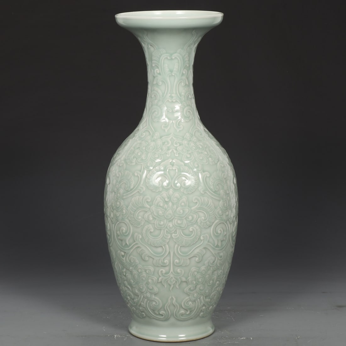 A Exquisite Pea-Green Glazed Interlocking Lotus Pattern Vase (1 of 8)