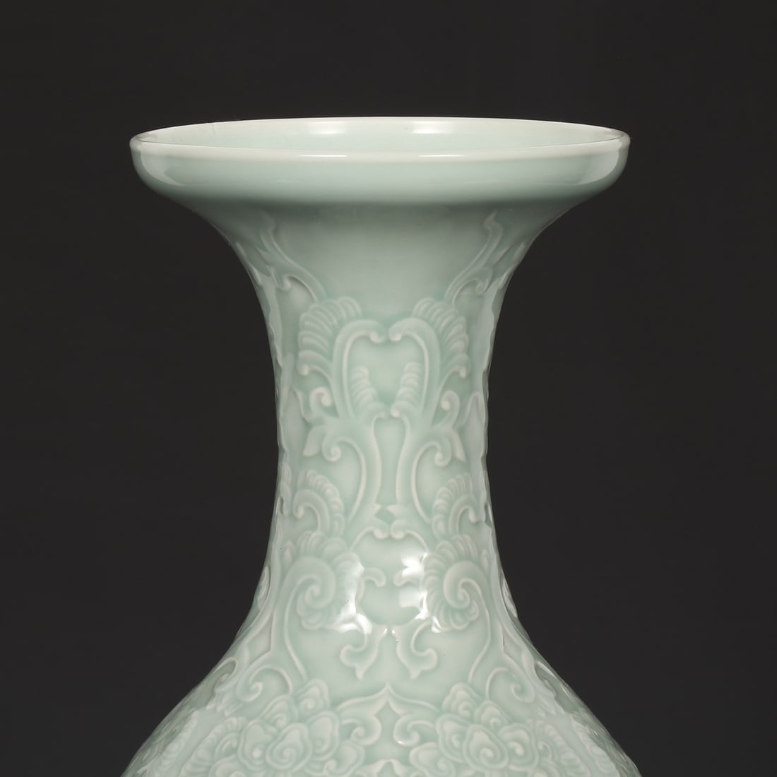 A Exquisite Pea-Green Glazed Interlocking Lotus Pattern Vase - 2