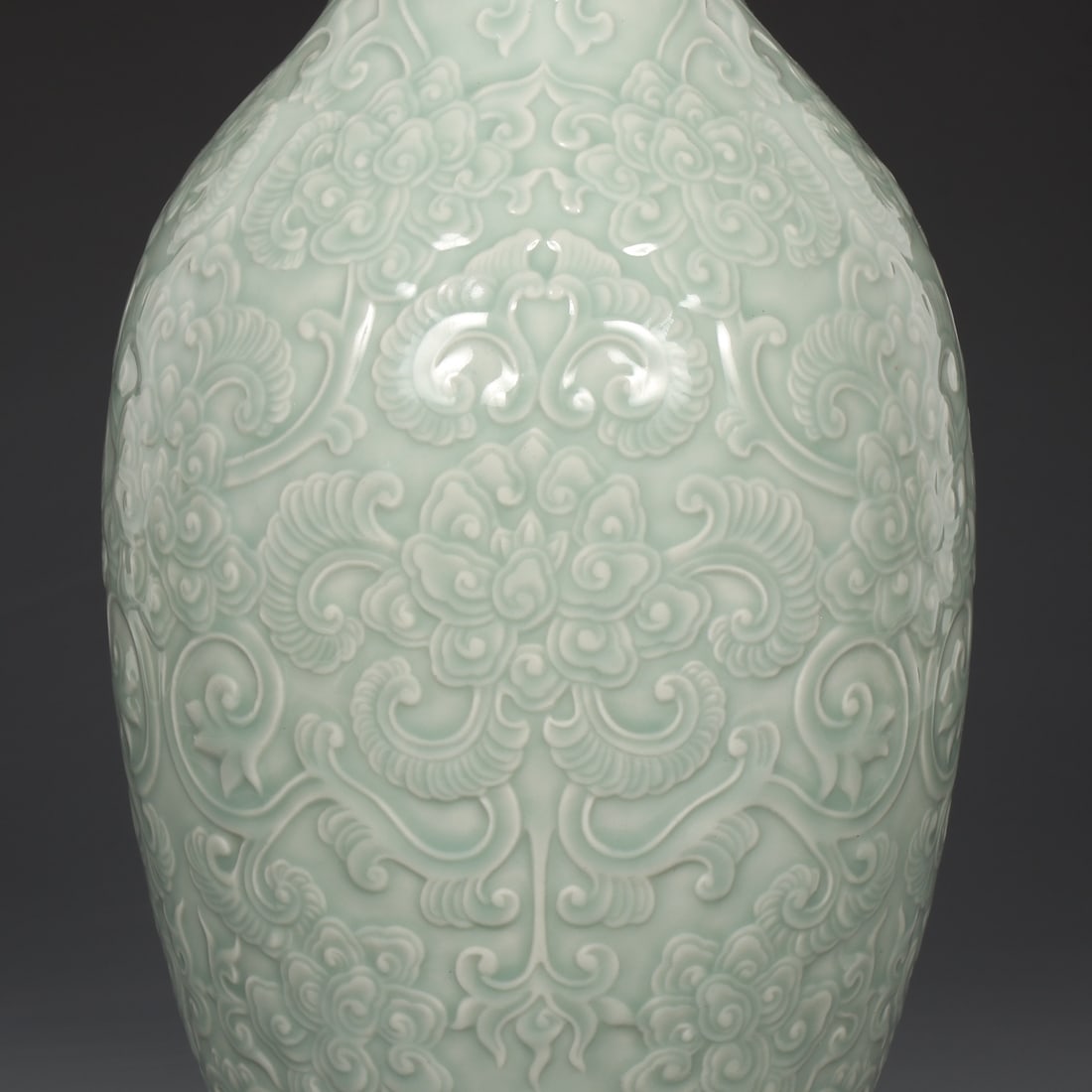 A Exquisite Pea-Green Glazed Interlocking Lotus Pattern Vase - 3