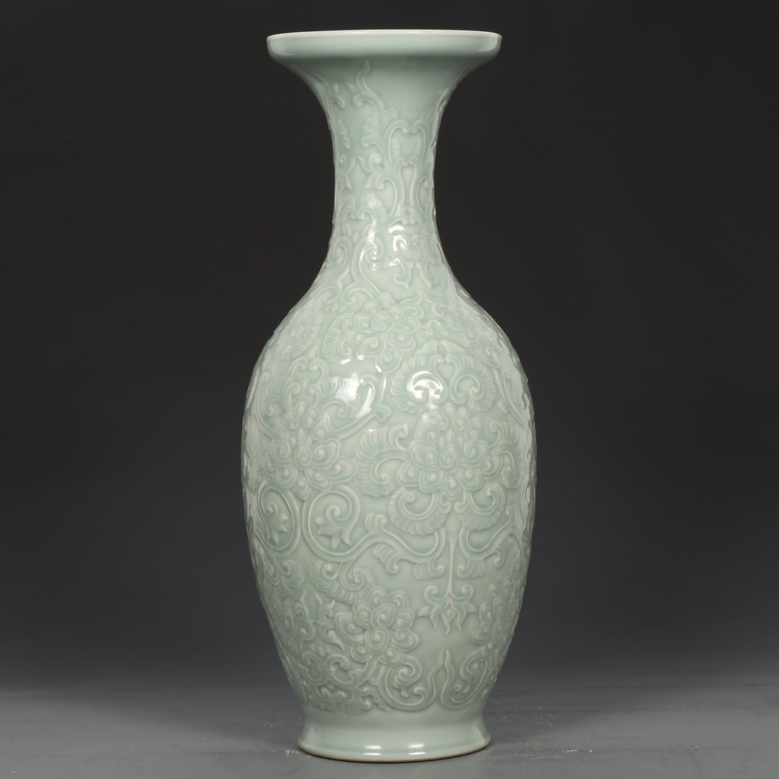 A Exquisite Pea-Green Glazed Interlocking Lotus Pattern Vase - 4