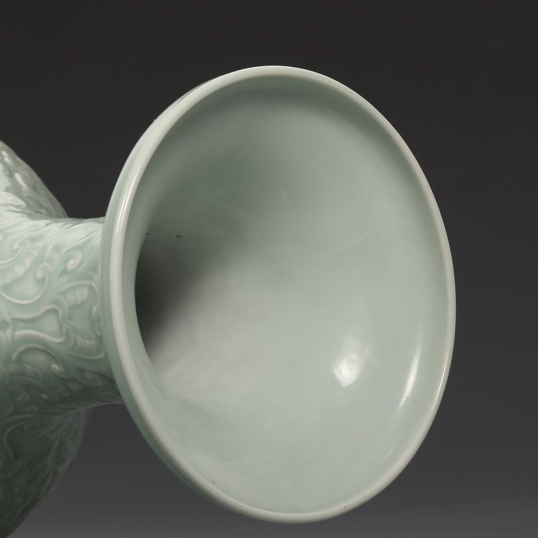 A Exquisite Pea-Green Glazed Interlocking Lotus Pattern Vase - 7