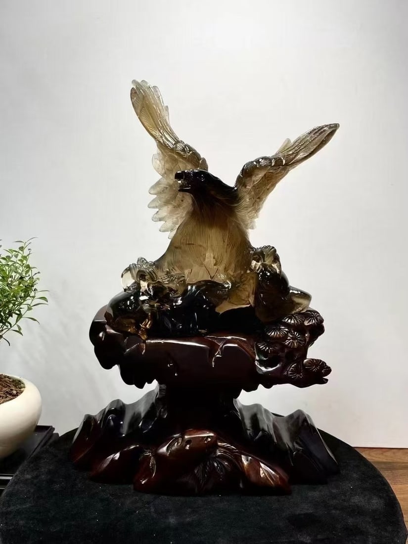 A Exquisite Crystal Carved Eagle Ornament: A Exquisite Crystal Carved Eagle Ornament,Size:23cmx18cmx8.5cm ?????????