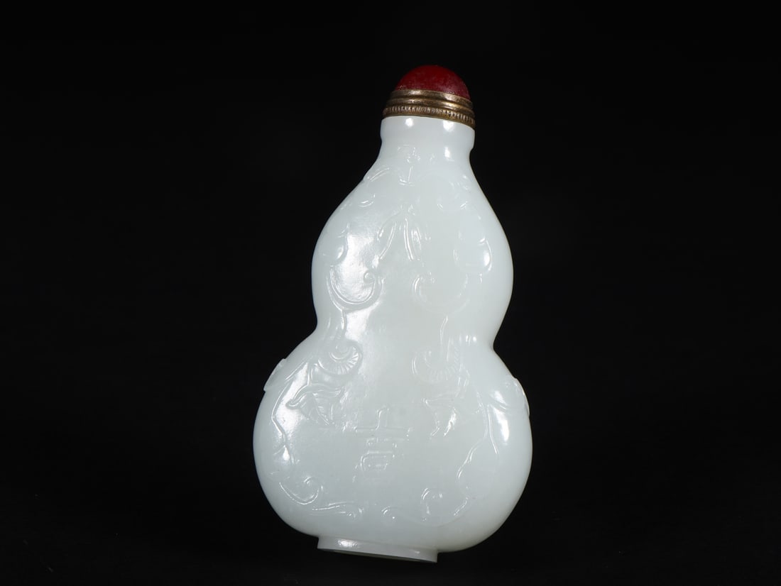 A Exquisite Hetian Jade Gourd-Shaped Snuff Bottle (1 of 9)