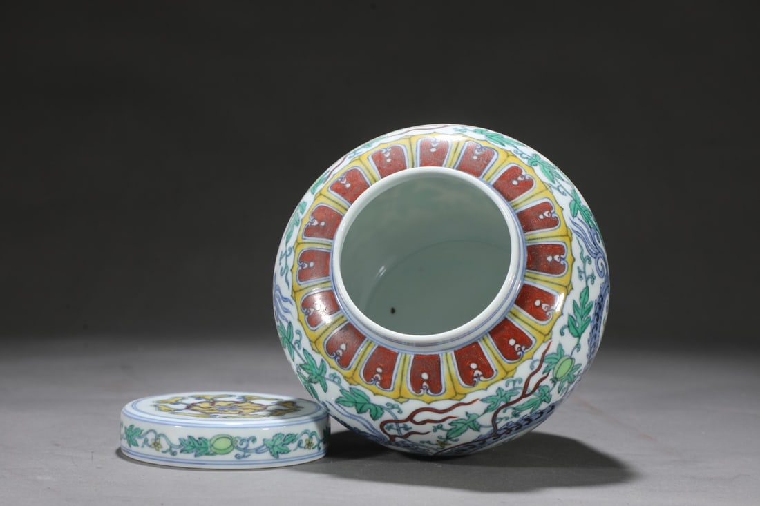 A Exquisite Blue and White Dragon Pattern Jar - 4