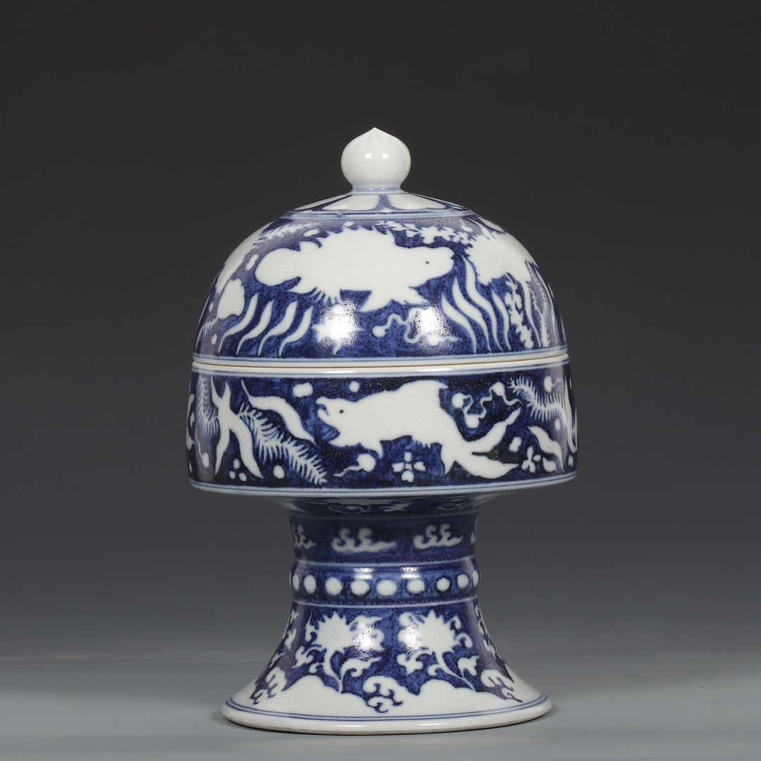 A Exquisite Blue and White Fish and Algae Pattern Jar: A Exquisite Blue and White Fish and Algae Pattern Jar,Ming Dynasty, China,Xuande Six-character Mark,Size:21.5cmx13.5cm ????????,????,?????