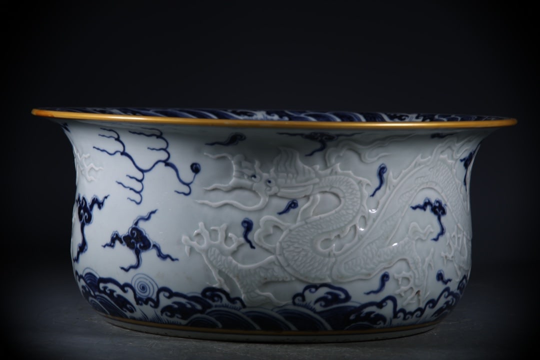 Blue and White Iron-Red Painted Gold Seawater Dragon Pattern Flowerpot: Blue and White Iron-Red Painted Gold Seawater Dragon Pattern Flowerpot,Ming Dynasty, China,Xuande Six-character Mark,Size:13.8cmx32cm ??????????????,????,?????