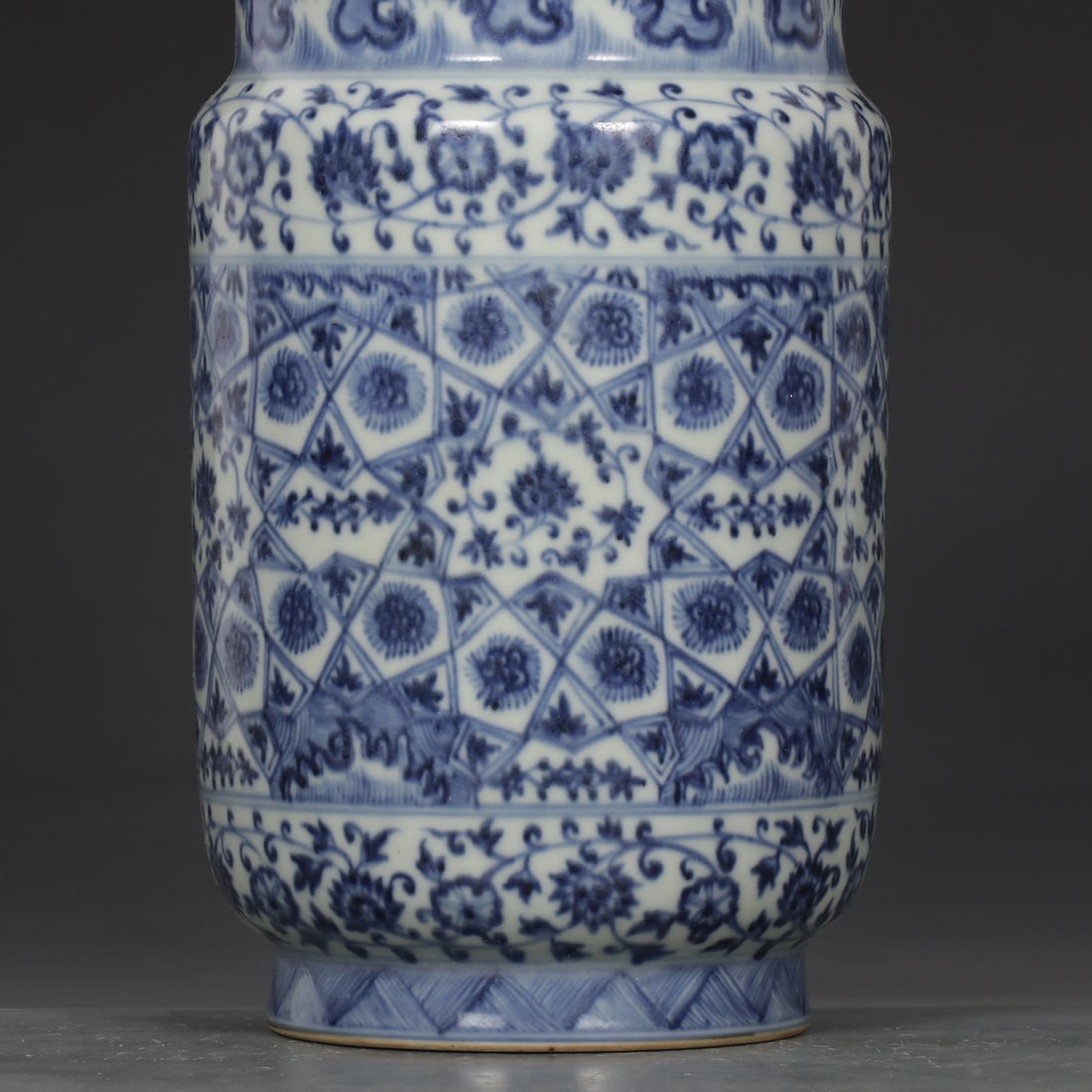 A Exquisite Blue and White Flower Pattern Jar - 3