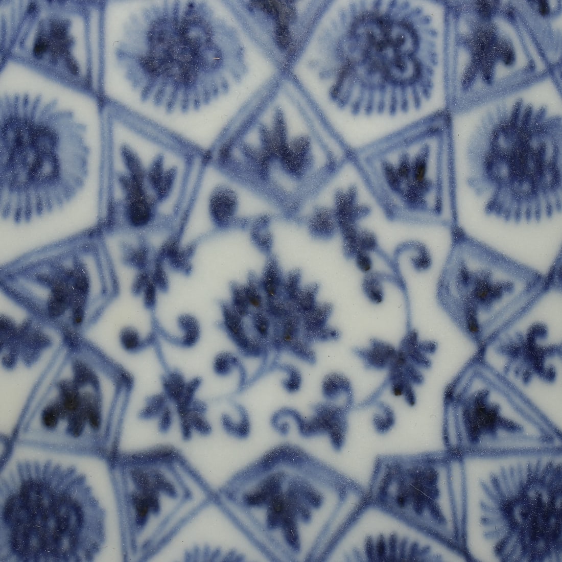 A Exquisite Blue and White Flower Pattern Jar - 4