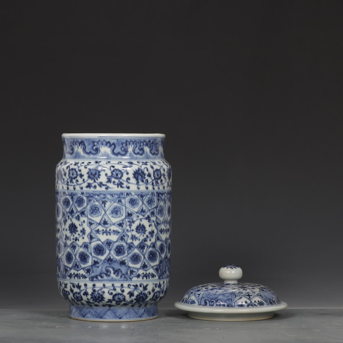 A Exquisite Blue and White Flower Pattern Jar - 5