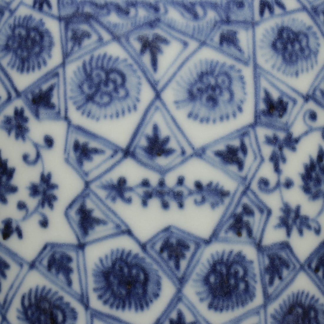 A Exquisite Blue and White Flower Pattern Jar - 6