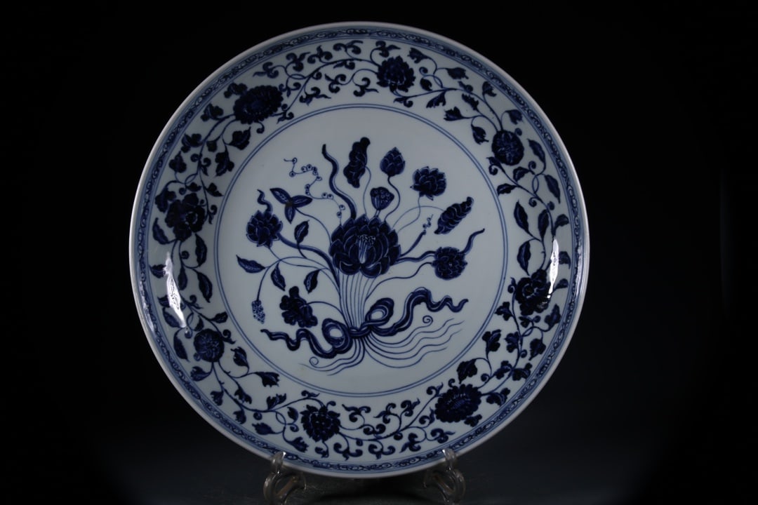 Blue and White Lotus Pattern Plate: Blue and White Lotus Pattern Plate,Ming Dynasty, China,Xuande Six-character Mark,Size:6.5cmx39.5cm ?????????,????,?????