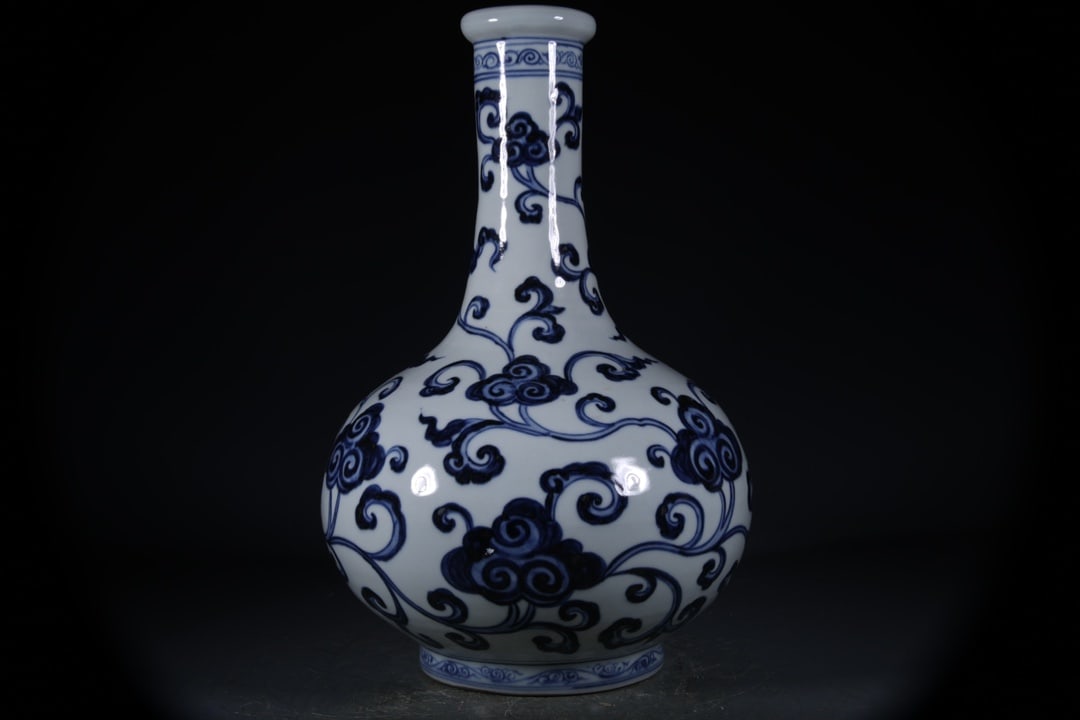 Blue and White Flower Pattern Vase (1 of 5)