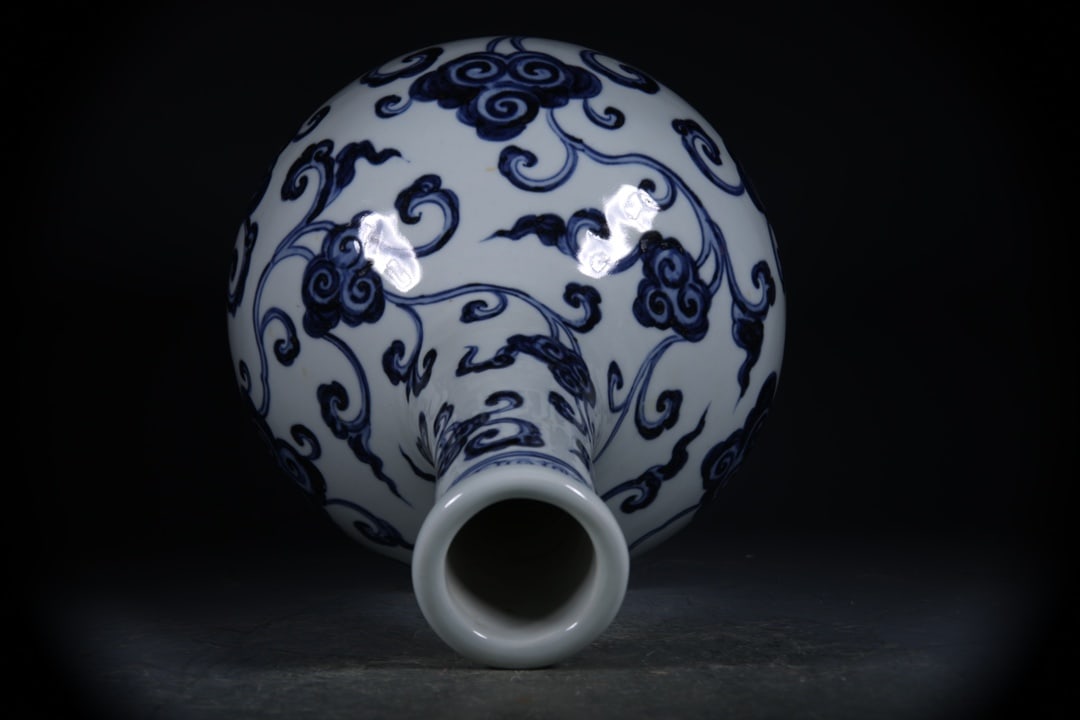 Blue and White Flower Pattern Vase - 4