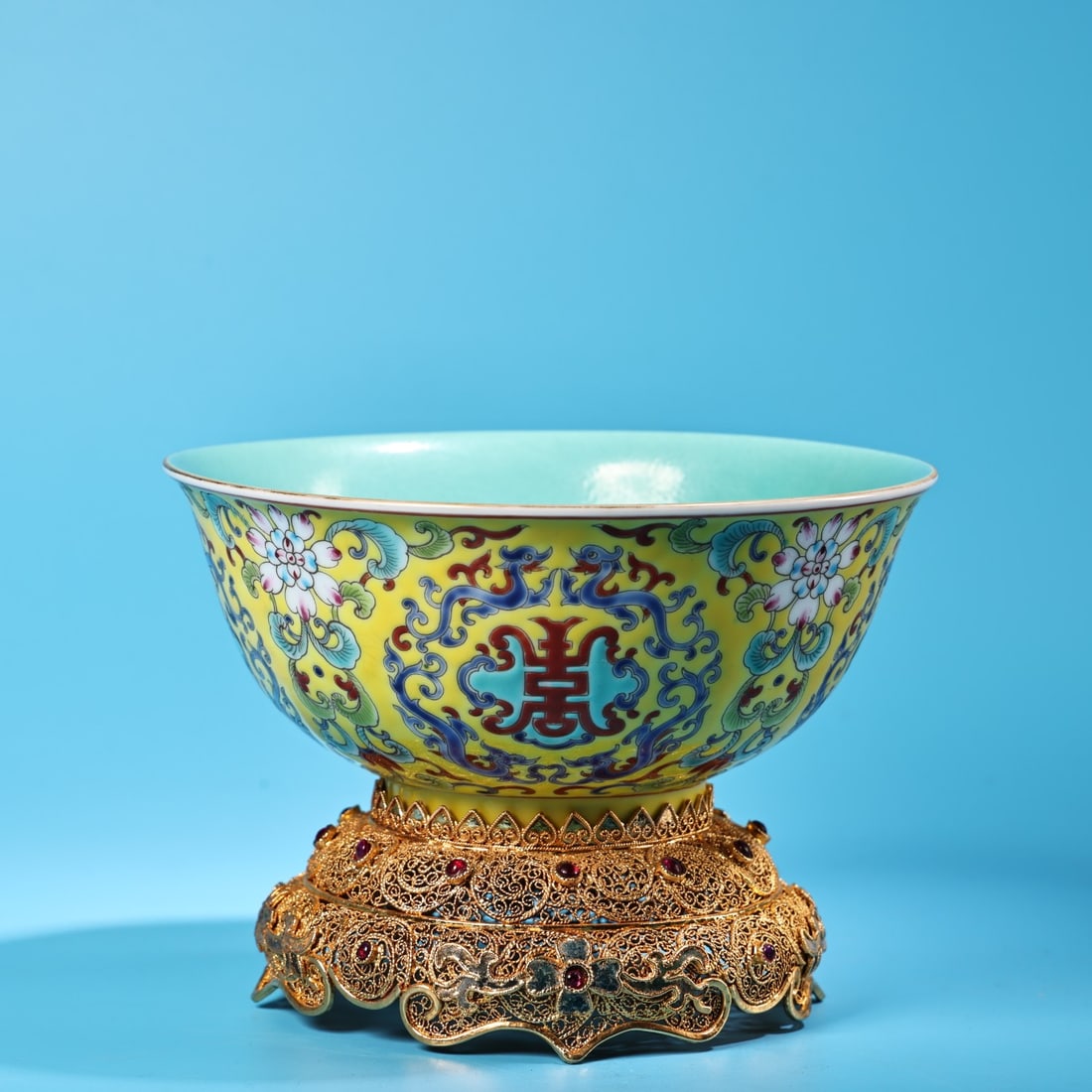 A Exquisite Enamel Famille-Rose Flower Pattern Bowl: A Exquisite Enamel Famille-Rose Flower Pattern Bowl,Qing Dynasty, China,Yongzheng Four-character Mark,Size:10.5cmx15cm,Weight:350g ???????????,????,??????