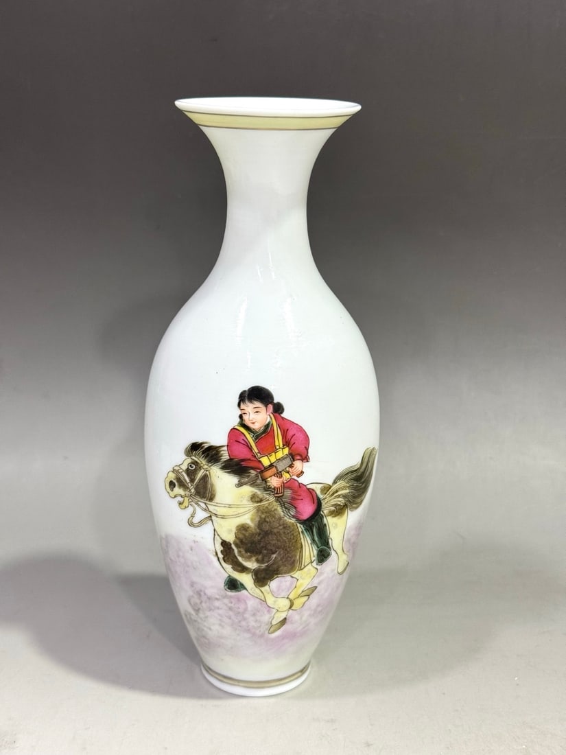 A Exquisite Famille-Rose Figure Pattern Vase: A Exquisite Famille-Rose Figure Pattern Vase,Modern Time of China,With Mark,Size:19.5cm ??????,???,??