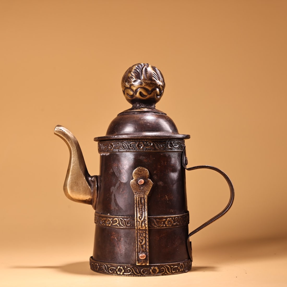 A Exquisite Bronze Butter Tea Pot: A Exquisite Bronze Butter Tea Pot,Qing Dynasty,China,Size:16cmx13cm,Weight:320g ?????,????