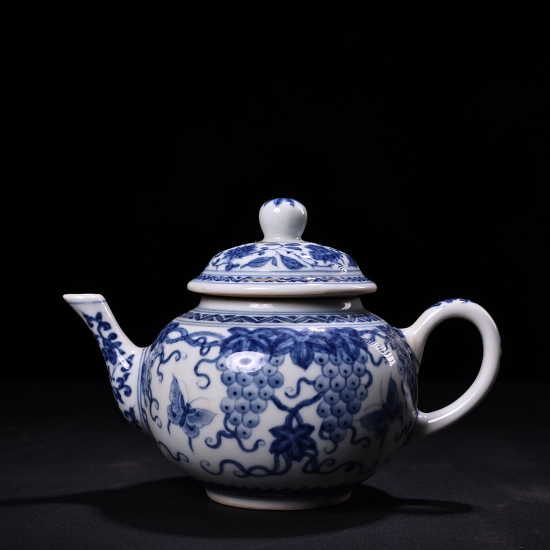 A Exquisite Blue and White Butterfly Grape Pattern Ewer: A Exquisite Blue and White Butterfly Grape Pattern Ewer,Ming Dynasty, China,Chenghua Six-character Mark,Size:11cmx16cm,Weight:300g ????????????,????,??????