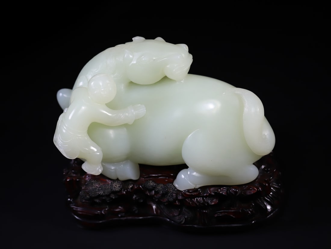 A Exquisite Hotan Jade Horse Ornament: A Exquisite Hotan Jade Horse Ornament,Qing Dynasty, China,Size:13.6cmx6.3cmx7.2cm,Weight:721.8g ??????,????