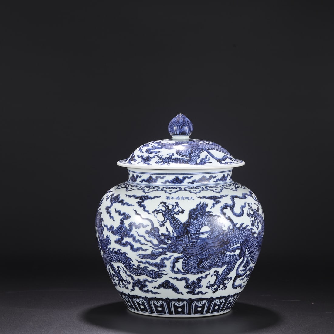 A Exquisite Blue and White Dragon Pattern Jar - 2