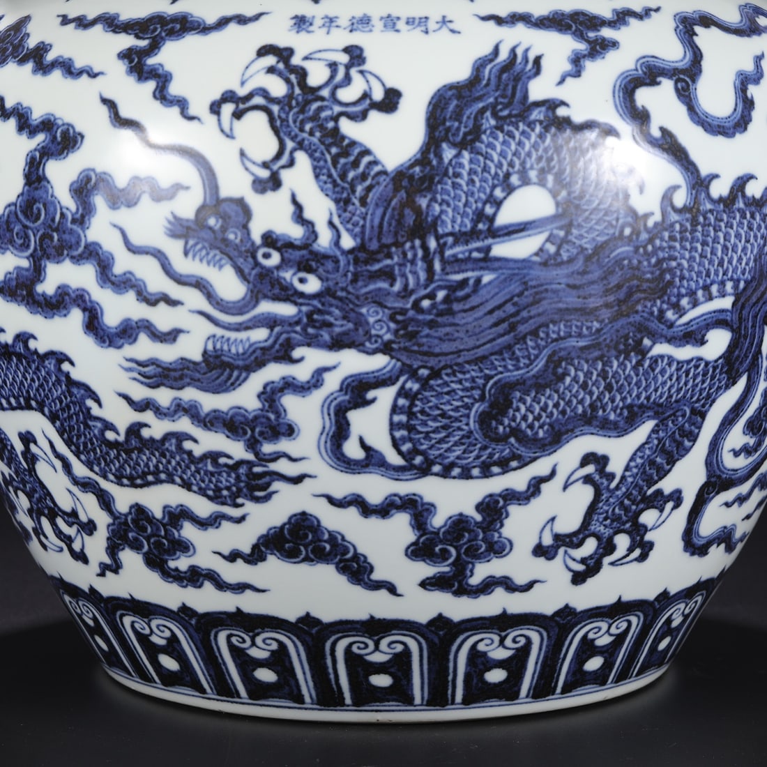 A Exquisite Blue and White Dragon Pattern Jar - 4
