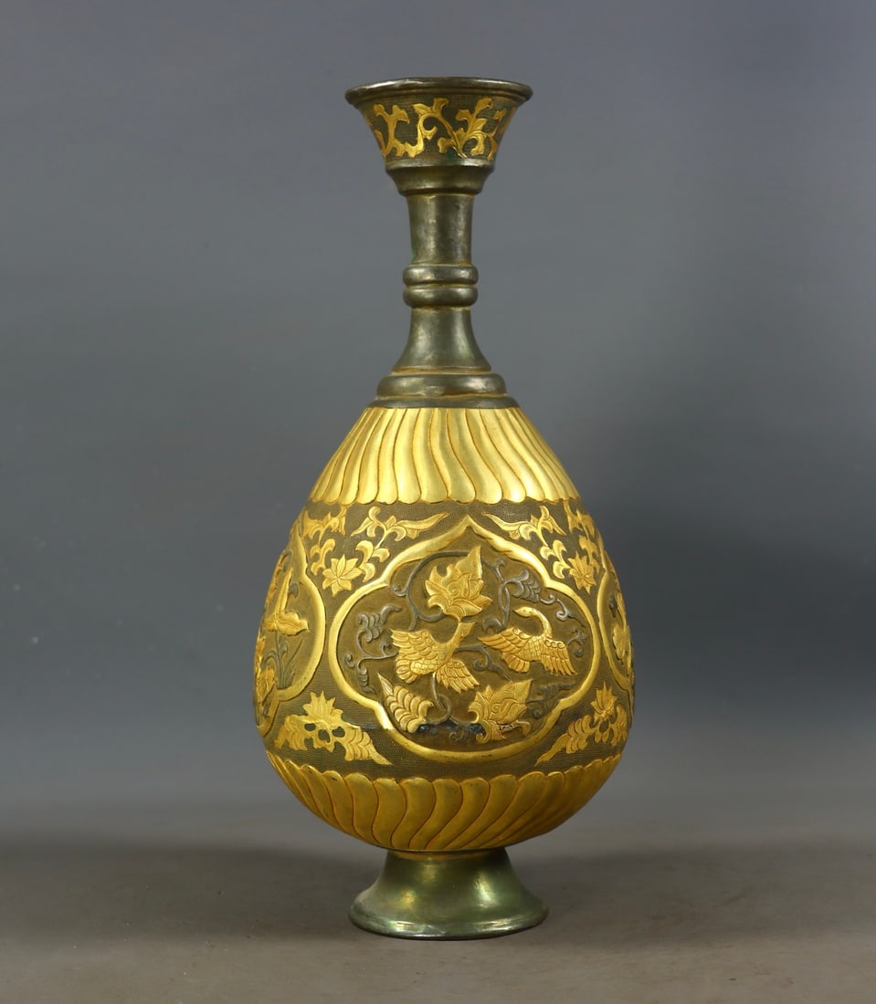 A Exquisite Gilt Bronze Carved Flower and Bird Pattern Vase: A Exquisite Gilt Bronze Carved Flower and Bird Pattern Vase,Tang Dynasty, China,Zhenguan Four-character Mark,Size:11cmx11cmx28.5cm, Weight:765g ??????????,?????,?????