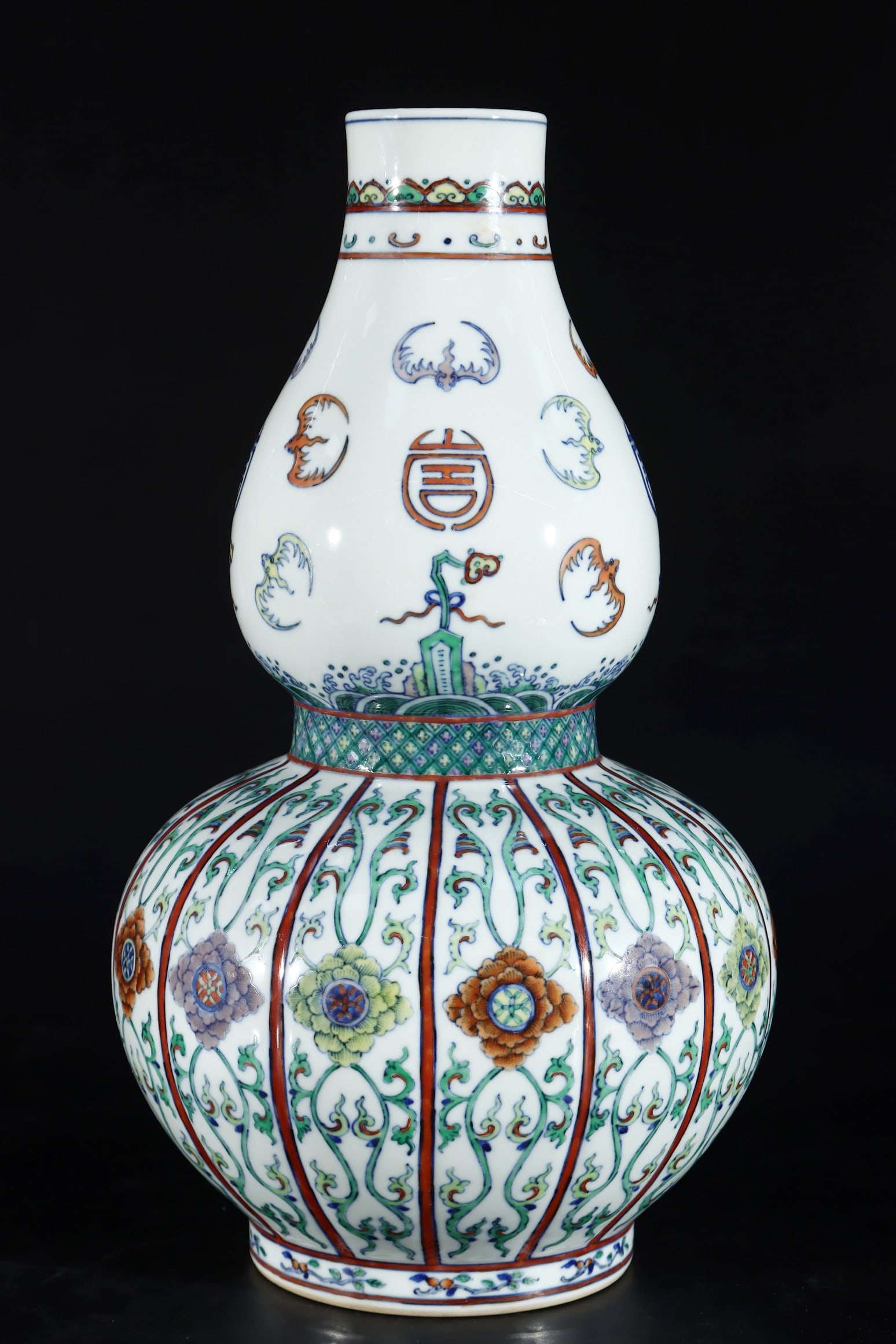 A Exquisite Doucai Lotus Pattern Pattern Gourd Vase: A Exquisite Doucai Lotus Pattern Pattern Gourd Vase,Qing Dynasty, China,Qianlong Six-character Mark,Size:41cmx23cm ??????????,????,?????