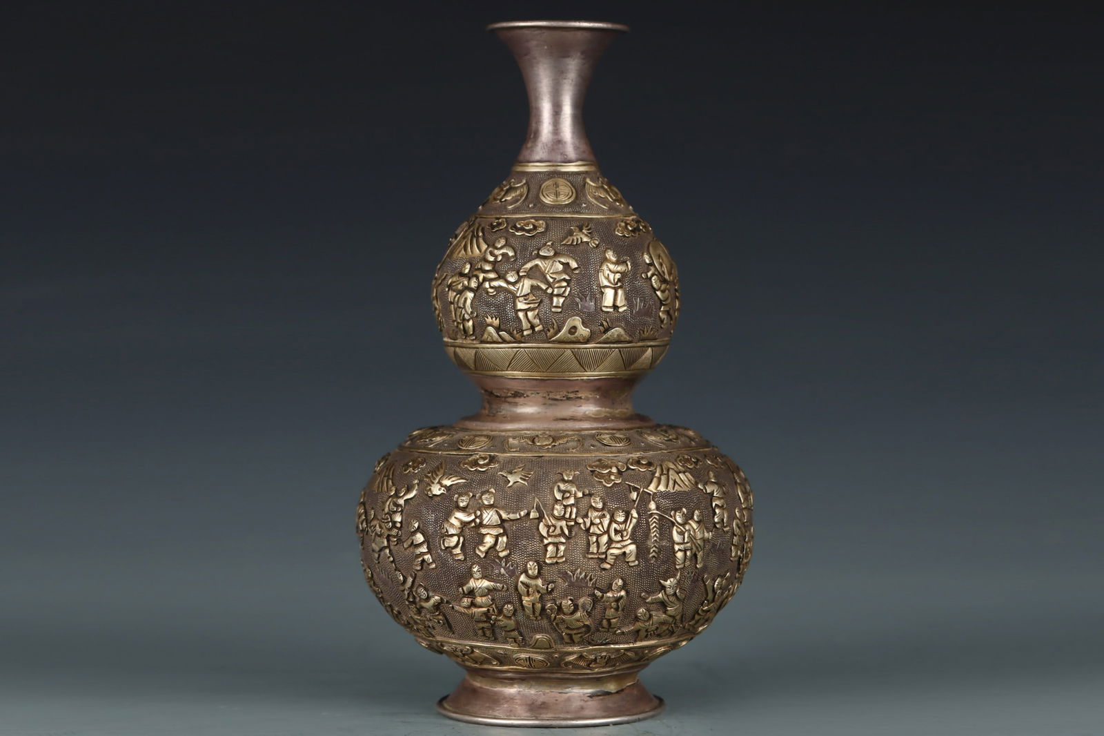 A Exquisite Gilt Silver Figures Pattern Gourd-Shaped Vase: A Exquisite Gilt Silver Figures Pattern Gourd-Shaped Vase,Qing Dynasty, China,Size:17cmx10cm,Weight:395g ??????????,????